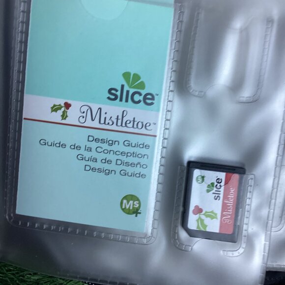 Making Memories Slice Design Card Zippered Case with 8 SD Design Cards - Picture 6 of 8